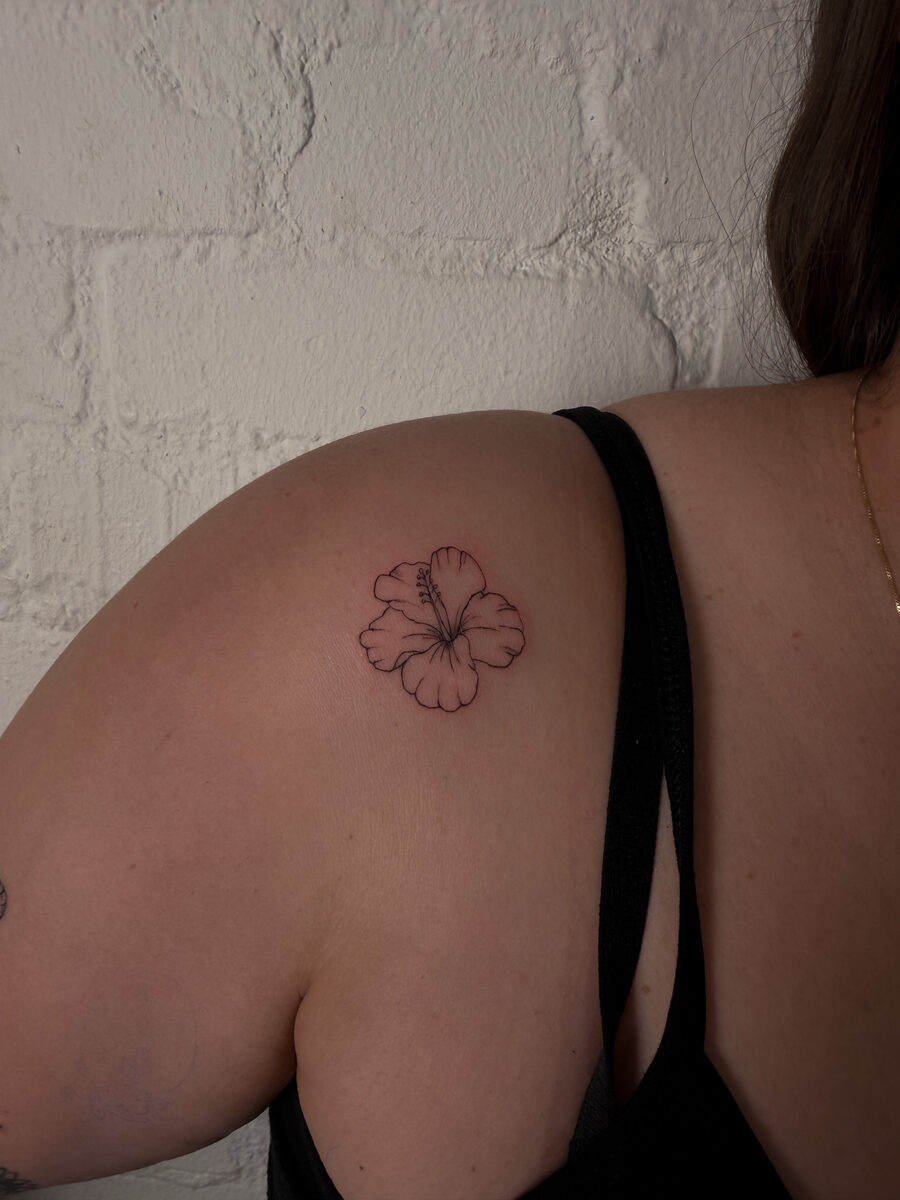 Blüte am Schulterblatt – Noir Ink by J