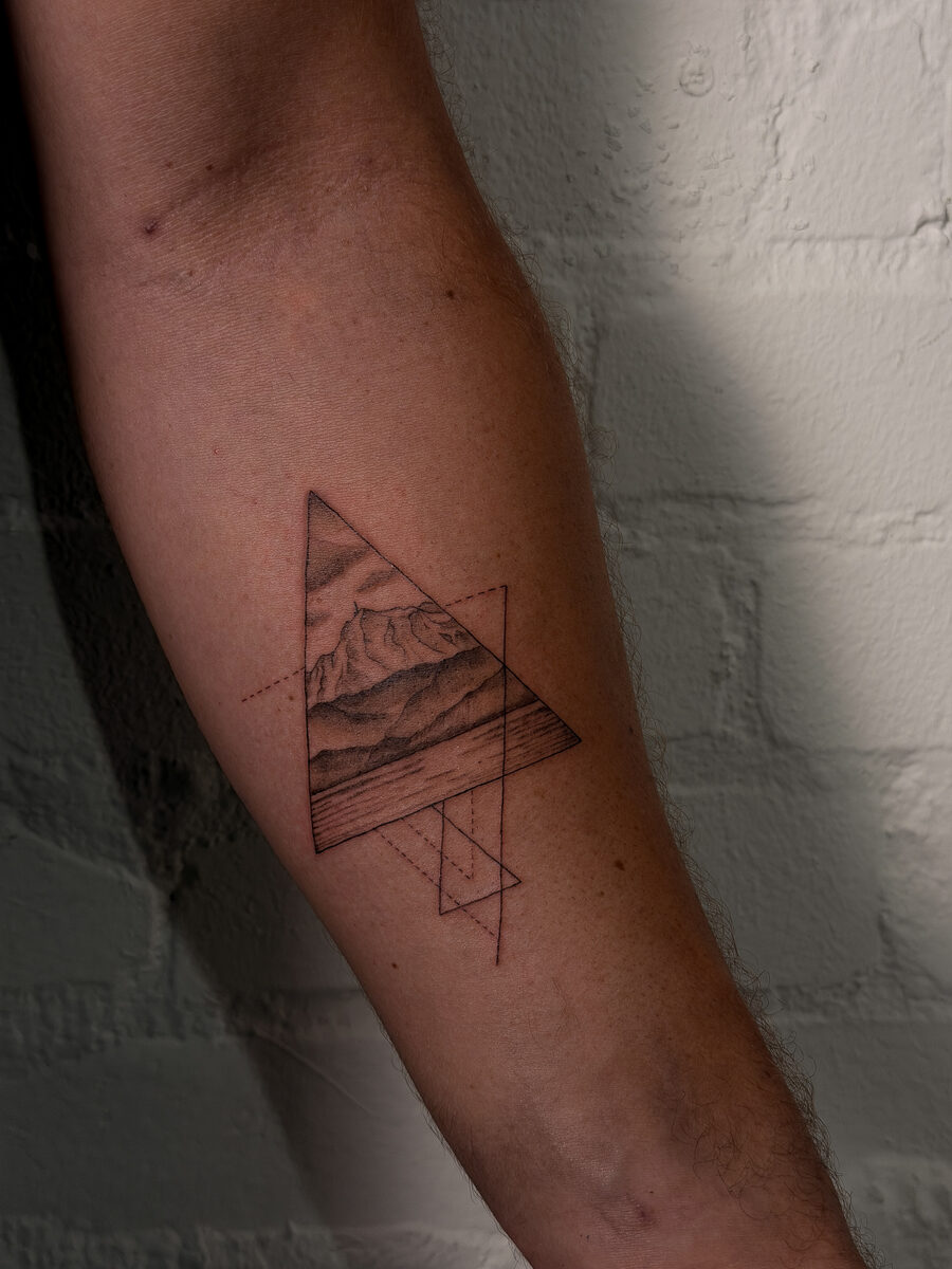 Berge & Geometrie – Noir Ink by J