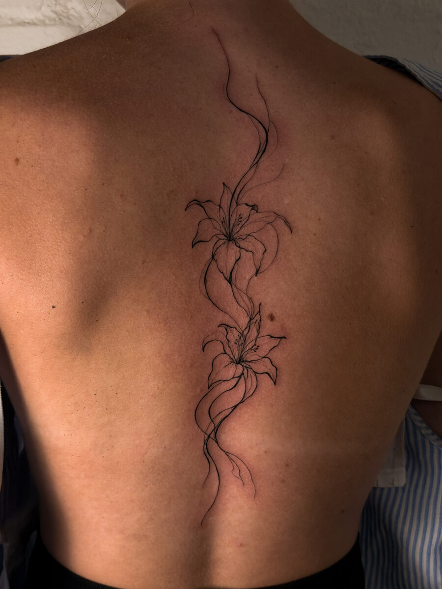 Lilien an der Wirbelsäule – Noir Ink by J
